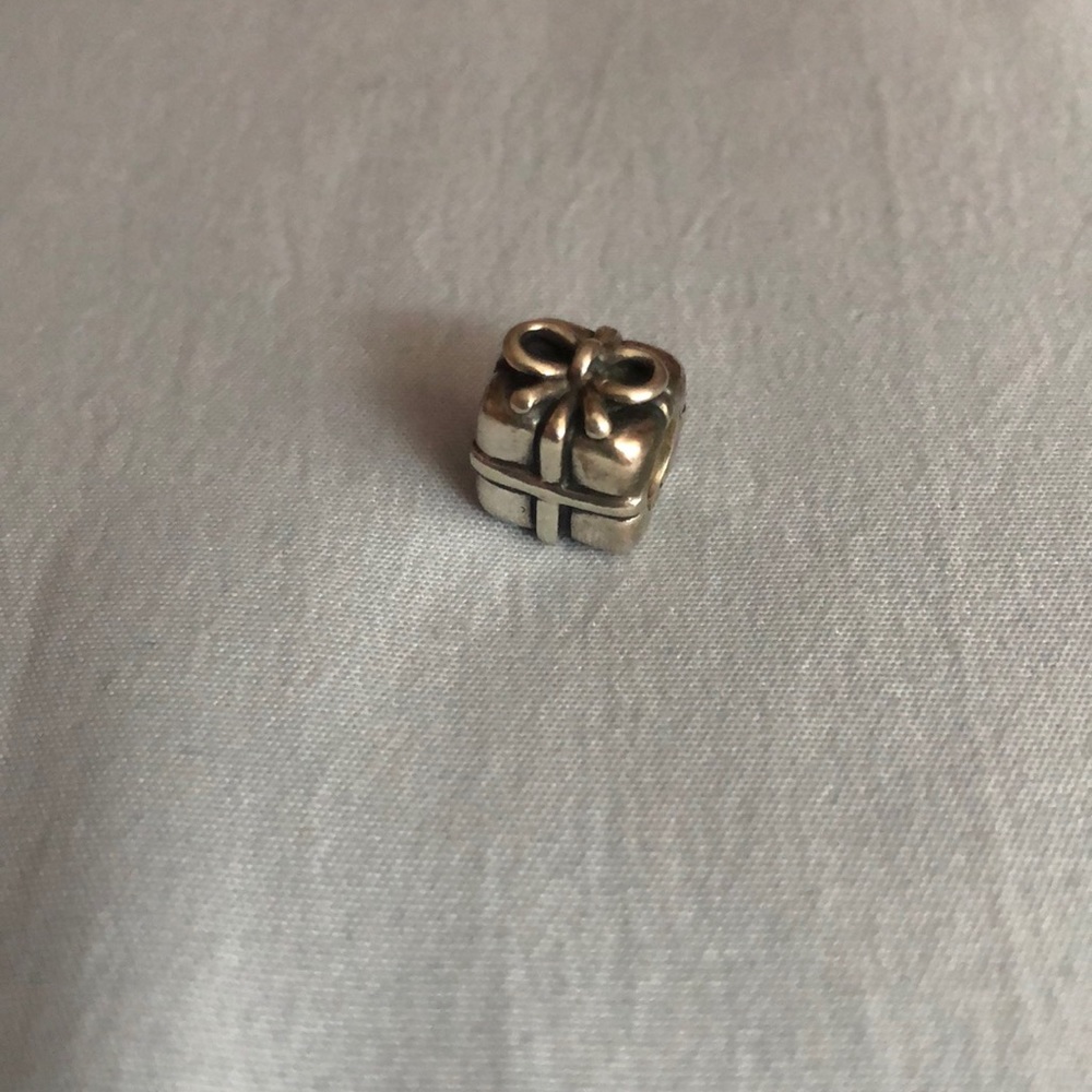 Retired Present Charm | Pandora